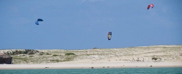 Ao longe já é possível ver os Kitesurfs na Praia de Cunhaú