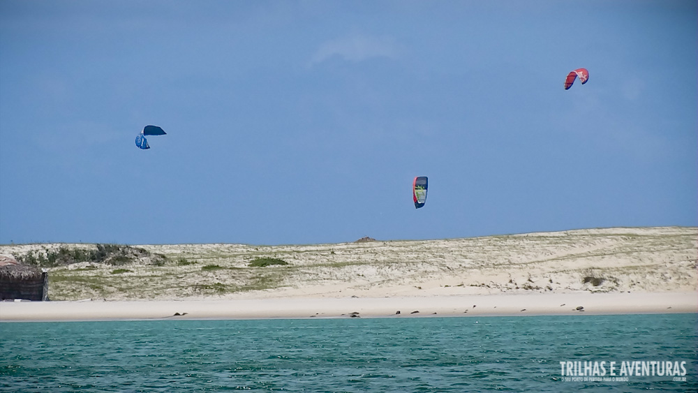 Ao longe já é possível ver os Kitesurfs na Praia de Cunhaú