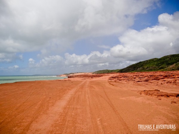 As falésias do Chapadão se estendem por toda a Praia das Minas