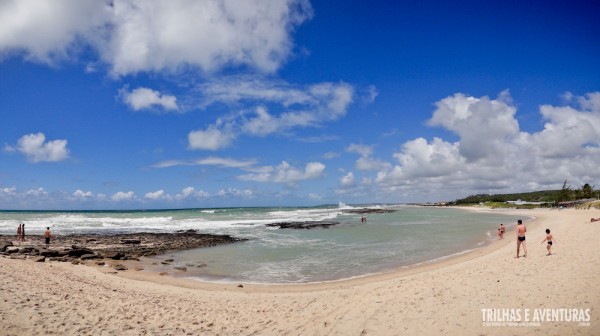 Uma enorme piscina natural se forma na maré baixa em Sibaúma