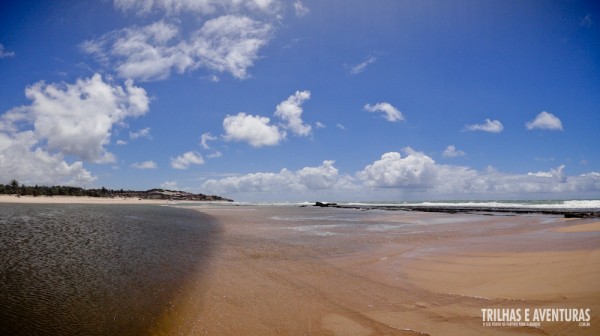 O encontro do mar com as águas do Rio Catu