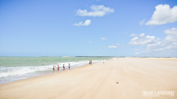 A praia é gigantesca e deserta, mas achei perigosa para o banho