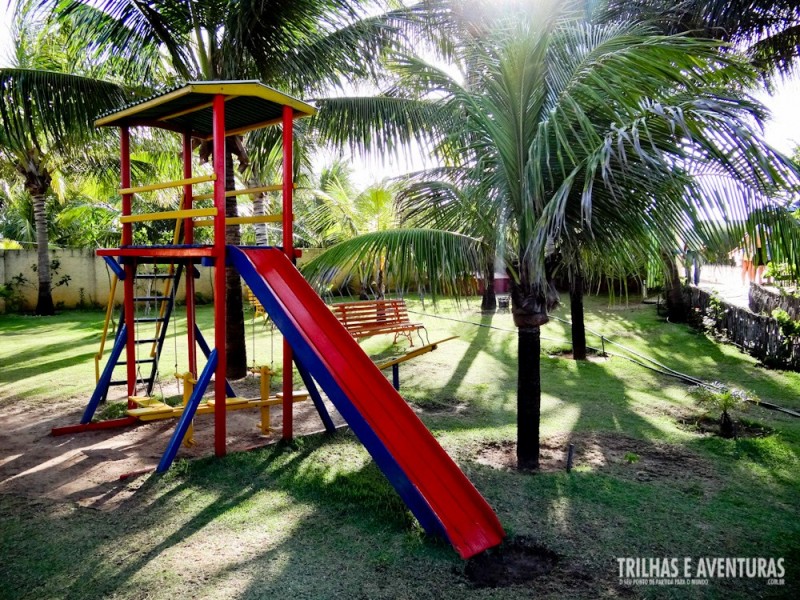 Brinquedos e área verde para as crianças