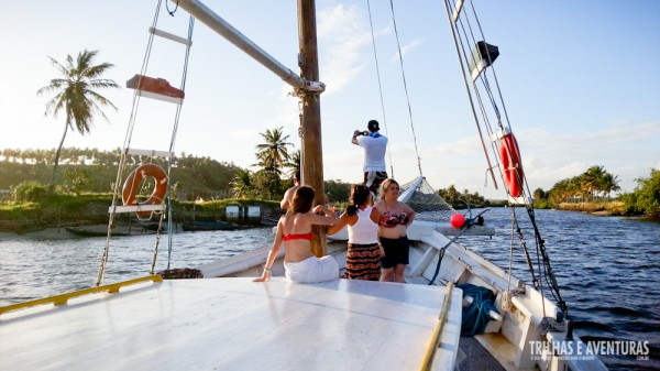 O Barco Aventureiro adentrando o manguezal da Lagoa de Guaraíras