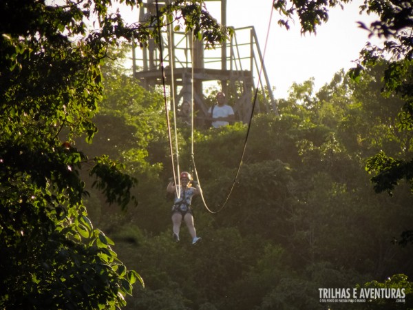 É de lá de cima que começa a tirolesa... vai encarar?