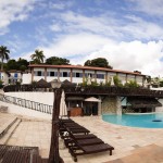 Área da piscina, com bar molhado e cadeiras de sol