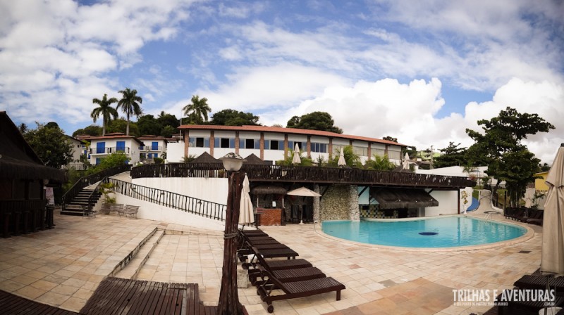 Área da piscina, com bar molhado e cadeiras de sol