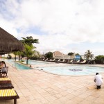 Área da piscina, com bar molhado e cadeiras de sol