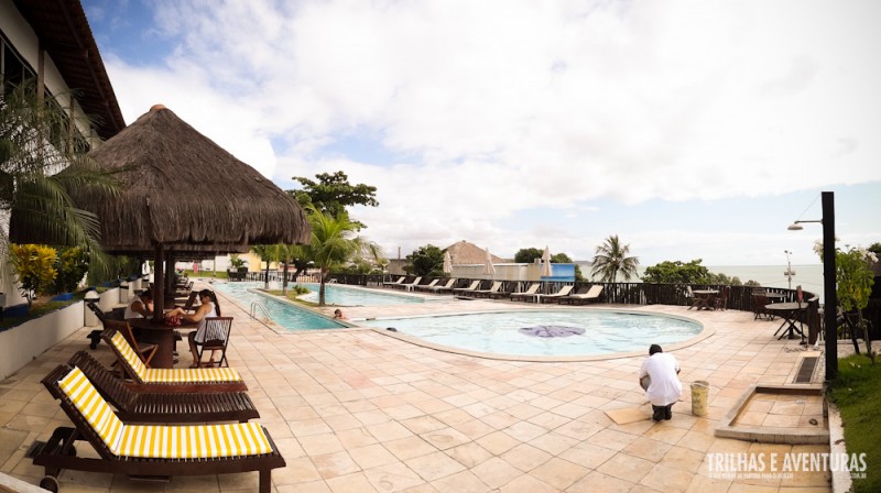 Área da piscina, com bar molhado e cadeiras de sol
