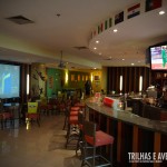 Bar temático interno com telão para assistir jogos e shows