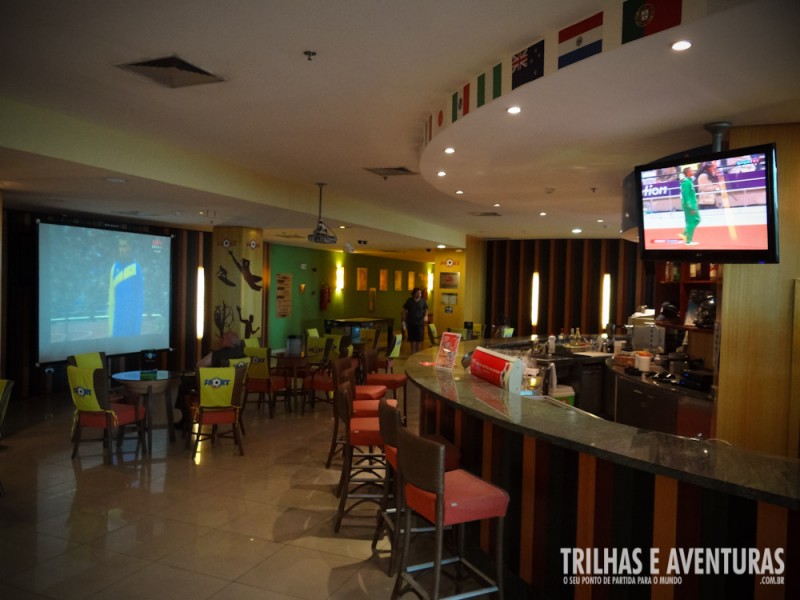 Bar temático interno com telão para assistir jogos e shows