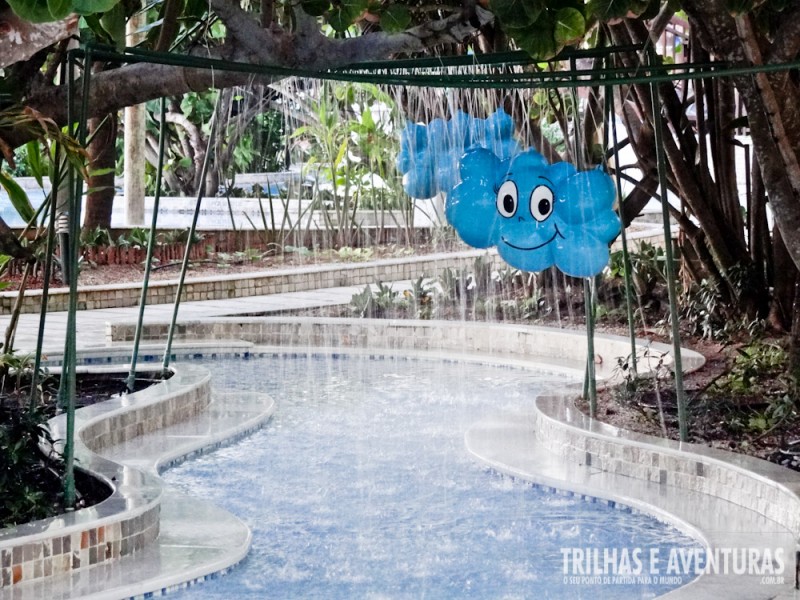 Piscina com decoração infantil