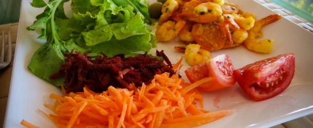Salada verde e moqueca de camarão