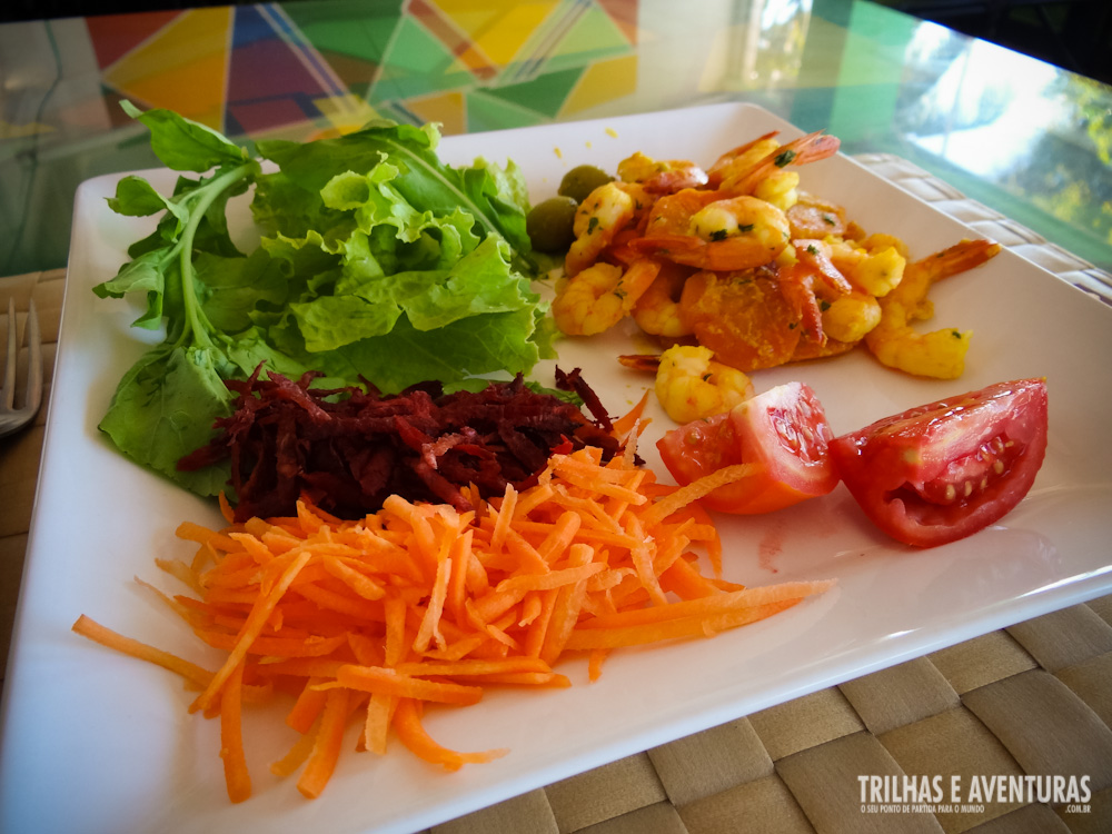 Salada verde e moqueca de camarão