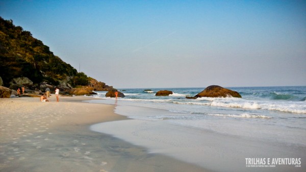 São aproximadamente 1 km de praia reservada ao nudismo