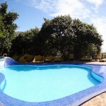 Piscina com ofurô anexo ao bar e restaurante