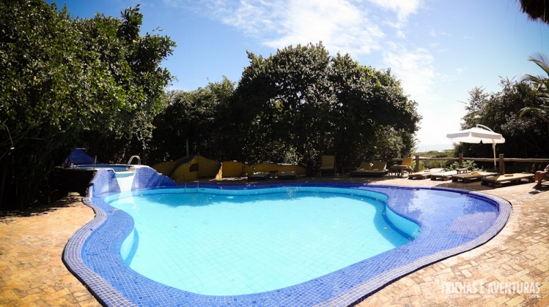 Piscina com ofurô anexo ao bar e restaurante