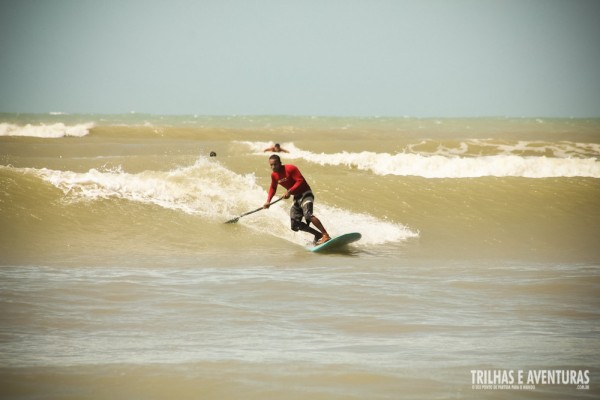 Jhonatan Abreu dando um show com manobras durante o Stand Up Paddle em Pipa