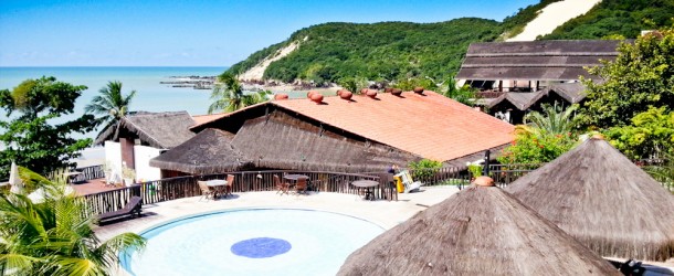 Piscina do D Beach Resort com o Morro do Careca ao fundo