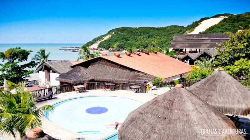 Piscina do D Beach Resort com o Morro do Careca ao fundo