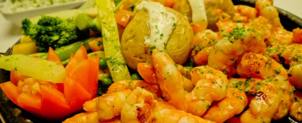 O prato principal foi o “Camarão Grelhado” que vem servido com legumes salteados, arroz de brócolis e batata assada com creme formaggio