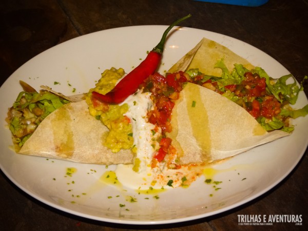 Burrito de carne com pasta de feijão, arroz mexicano, queijo e salada