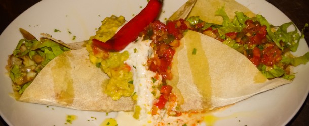 Burrito de carne com pasta de feijão, arroz mexicano, queijo e salada