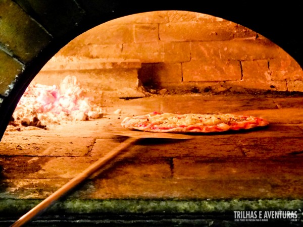 Tá quase pronto... eu AMO pizza feita em forno a lenha!