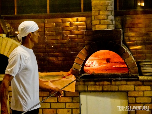 O mestre e sua obra no forno a lenha