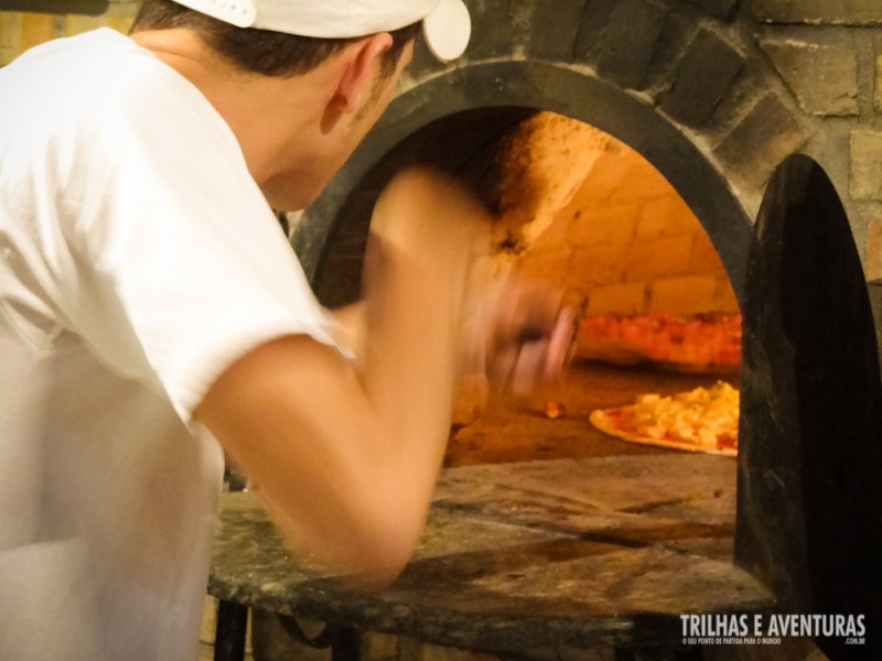 Pizzas preparadas no forno a lenha ficam ainda mais saborosas