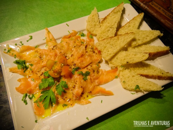 Carpaccio de Salmão com Torradas na entrada