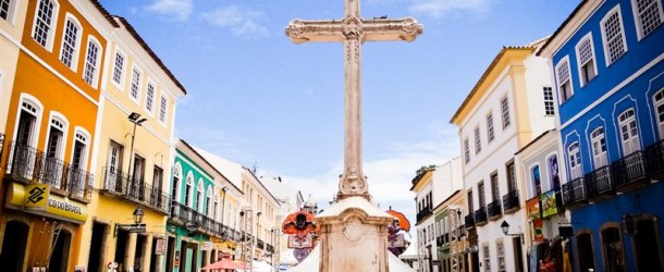 Praça do Pelourinho e suas casas coloridas