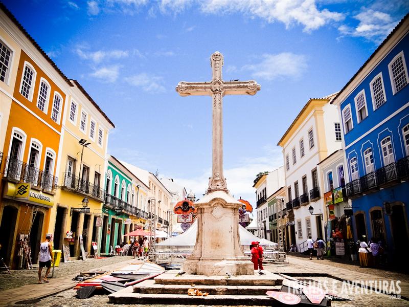 Praça do Pelourinho e suas casas coloridas