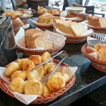 Diversas opções de pães e bolos durante o café da manhã