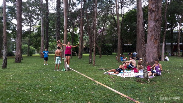 Grupo de amigos praticando slack line