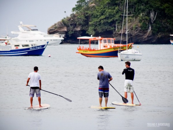 Amigos praticando Stand Up Paddle nas praias de Búzios