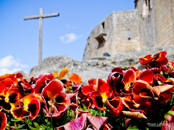 Castelo de Belmonte e a réplica da cruz do Brasil