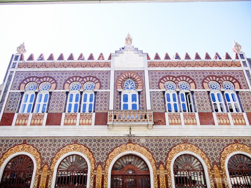 Prédios belíssimos cobertos de azulejos