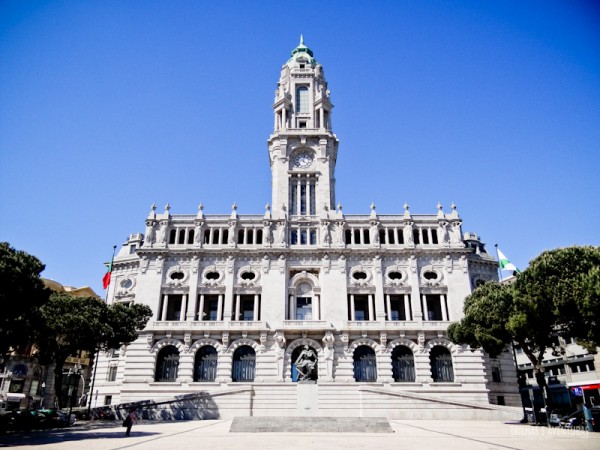 A torre da Câmara Municipal do Porto possui 70 metros