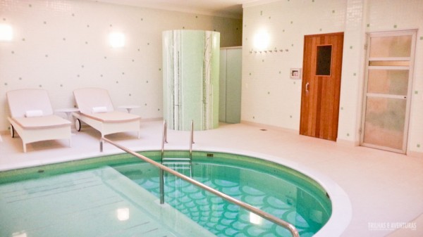 Hidromassagem aquecida, saunas e ducha circular no Health Club