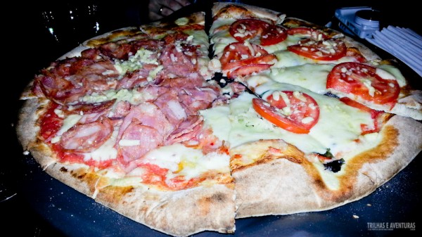 Pizza leve e crocante com molho de tomates frescos feito na hora