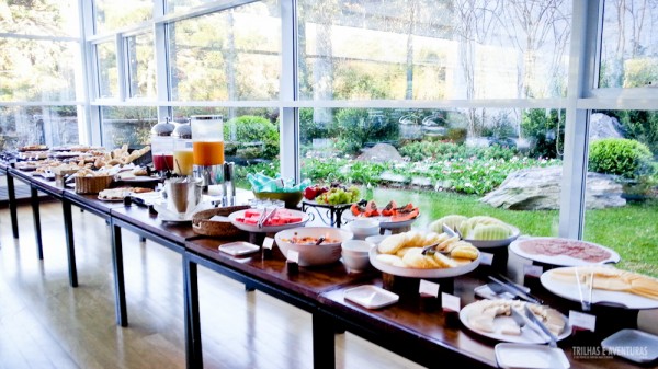 Mesa do café da manhã em sala climatizada próxima ao jardim