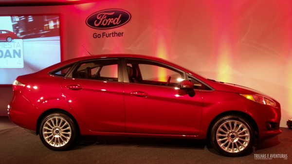 New Ford Fiesta Sedan 2014 na cor vermelha