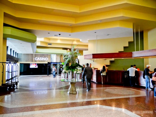 Lobby espaçoso com acesso ao Cassino