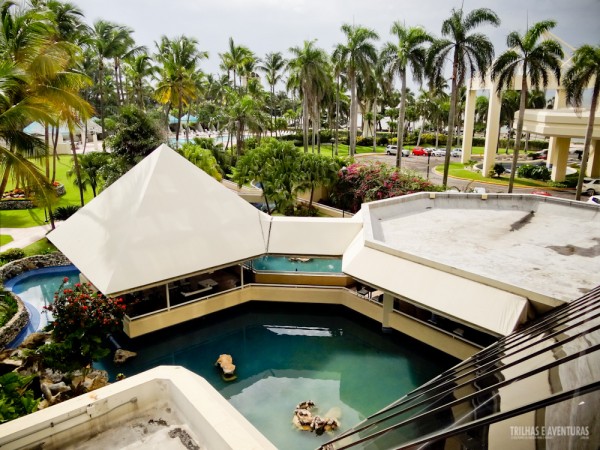 Vista do meu quarto para a piscina e jardim