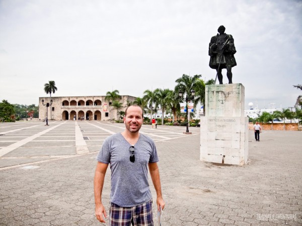 Na Praça de Espanha com a antiga casa de Diego Colombo ao fundo