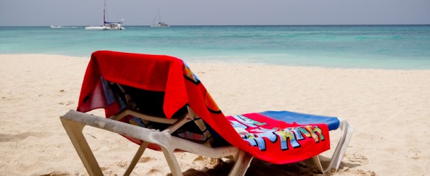 Nada como relaxar em uma cadeira de praia com vista pro mar caribenho