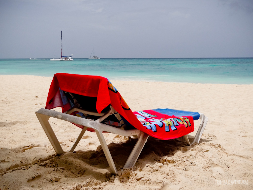 Nada como relaxar em uma cadeira de praia com vista pro mar caribenho