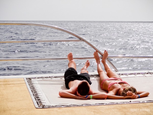 Que tal relaxar na rede do catamaran?