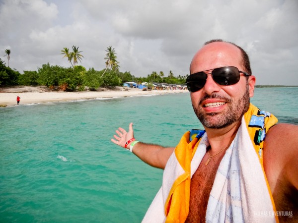 Esse mar verdinho é típico das praias caribenhas... pena que o tempo feio não ajudou na foto